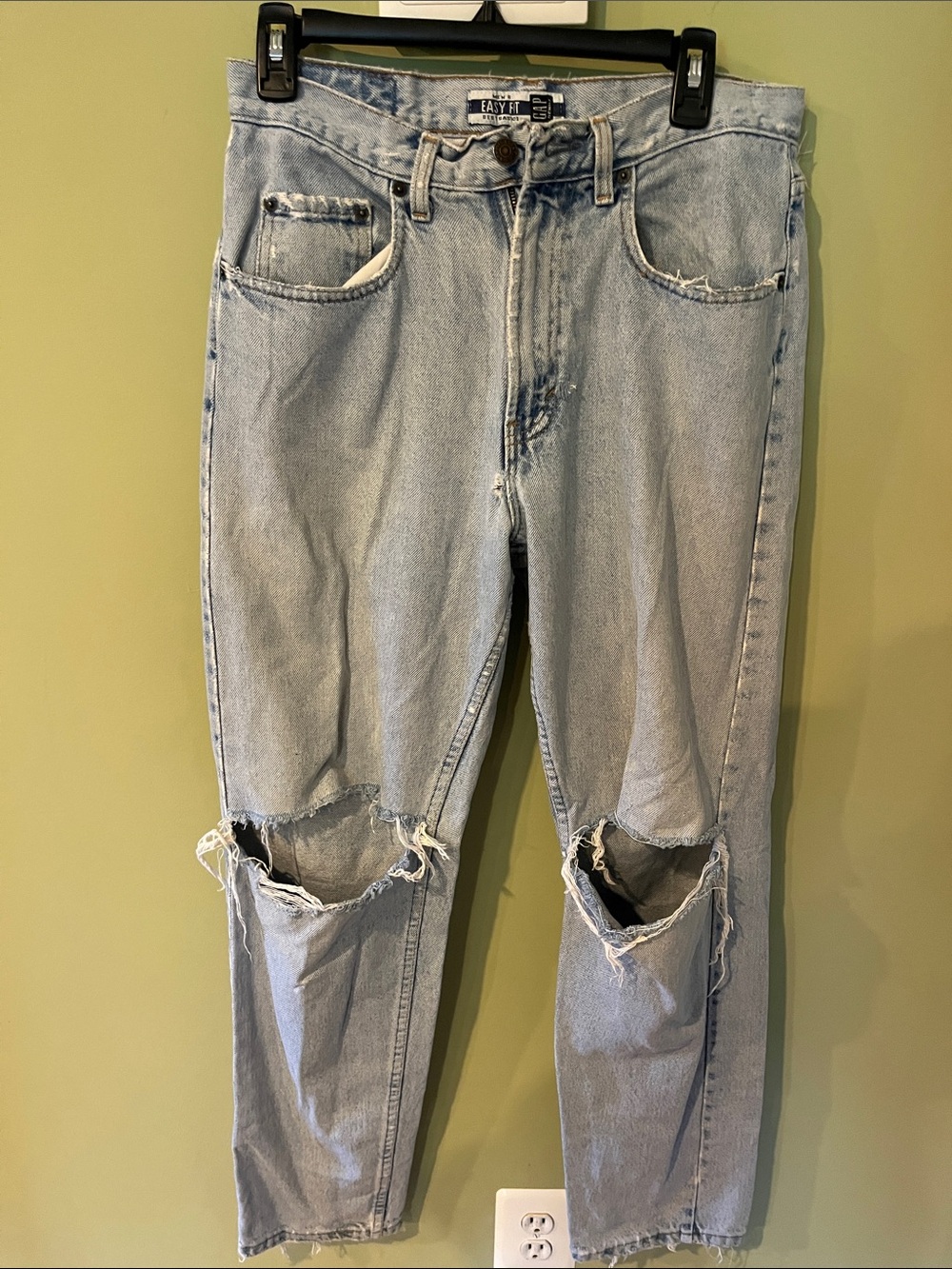 Vintage Y2K/1990s Gap "Easy Fit" Men’s Ripped Jeans. Size 32.